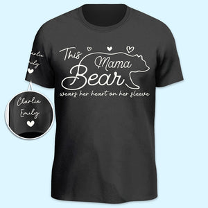 Cette maman ourse porte son cœur sur sa manche - T-shirt unisexe personnalisé avec motif sur la manche - Cadeau pour maman