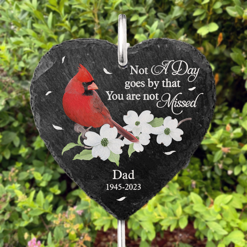 Il ne se passe pas un jour sans que vous ne nous manquiez - Mémorial personnalisé en forme de cœur avec ardoise et crochet de jardin - Cadeau de condoléances pour les membres de la famille