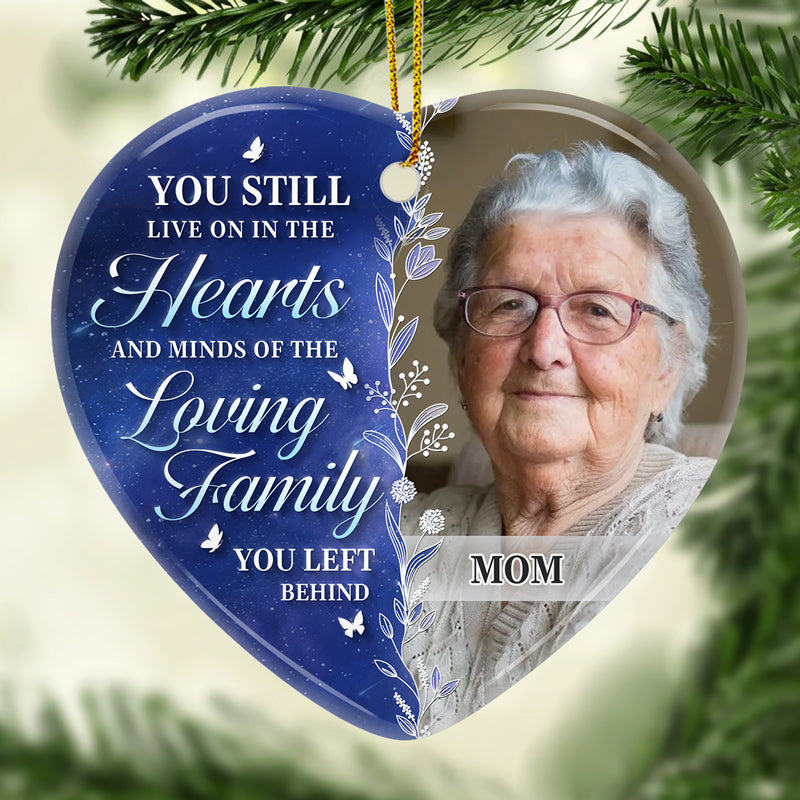 Photo personnalisée sur laquelle vous vivez toujours dans nos cœurs et nos esprits - Ornement personnalisé commémoratif personnalisé - En forme de cœur en céramique - Cadeau de condoléances pour les membres de la famille