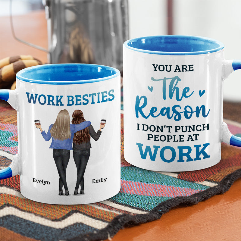 Tu es la raison pour laquelle je ne frappe pas les gens au travail - Tasse personnalisée avec accents pour collègue - Collègue, bureau, appréciation des employés, cadeau d'adieu, ami de travail, amitié entre collègues