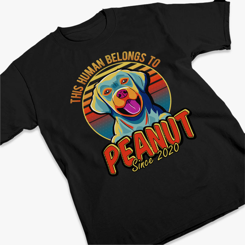 Cet humain appartient à Dog Pop Art - T-shirt unisexe personnalisé, sweat à capuche, sweat-shirt - Cadeau pour propriétaires d'animaux et amoureux des animaux