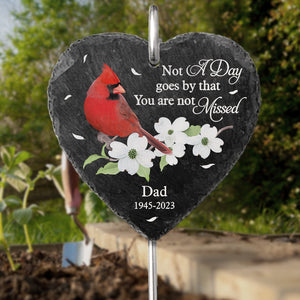 Il ne se passe pas un jour sans que vous ne nous manquiez - Mémorial personnalisé en forme de cœur avec ardoise et crochet de jardin - Cadeau de condoléances pour les membres de la famille