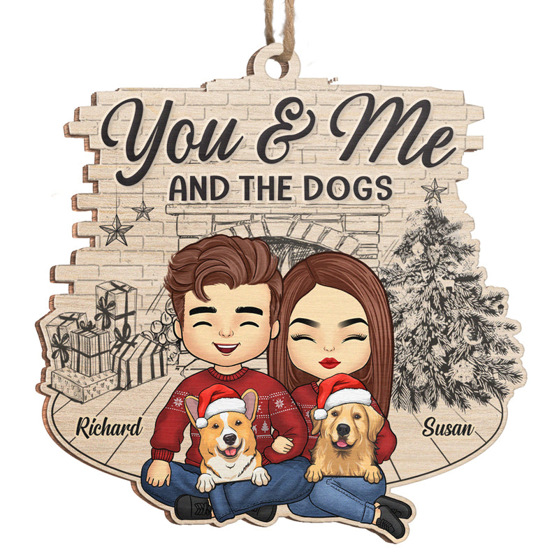 Toi, moi et les adorables chiens - Ornement personnalisé pour couple - Forme en bois personnalisée - Cadeau de Noël pour mari, femme, propriétaires d'animaux, amoureux des animaux