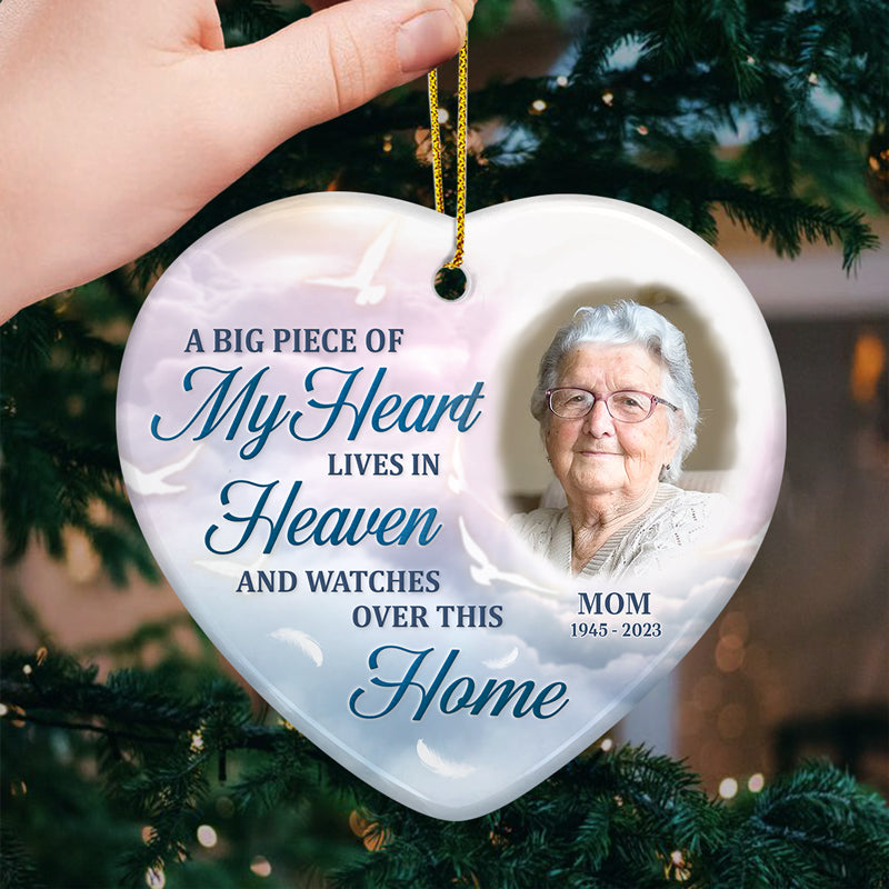 Photo personnalisée « Un gros morceau de mon cœur vit au paradis » - Ornement commémoratif personnalisé en forme de cœur en céramique - Cadeau de Noël, cadeau de condoléances pour les membres de la famille