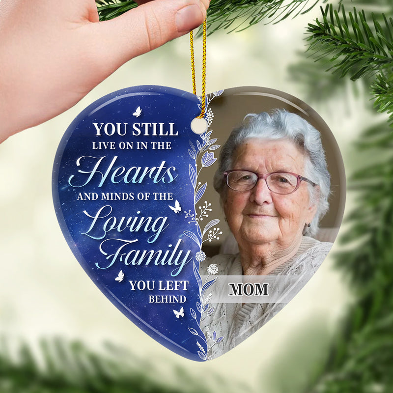 Photo personnalisée sur laquelle vous vivez toujours dans nos cœurs et nos esprits - Ornement personnalisé commémoratif personnalisé - En forme de cœur en céramique - Cadeau de condoléances pour les membres de la famille