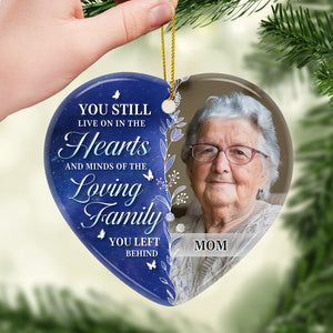 Photo personnalisée sur laquelle vous vivez toujours dans nos cœurs et nos esprits - Ornement personnalisé commémoratif personnalisé - En forme de cœur en céramique - Cadeau de condoléances pour les membres de la famille