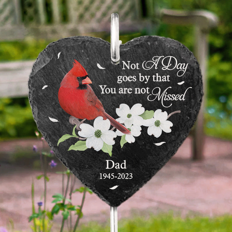 Il ne se passe pas un jour sans que vous ne nous manquiez - Mémorial personnalisé en forme de cœur avec ardoise et crochet de jardin - Cadeau de condoléances pour les membres de la famille
