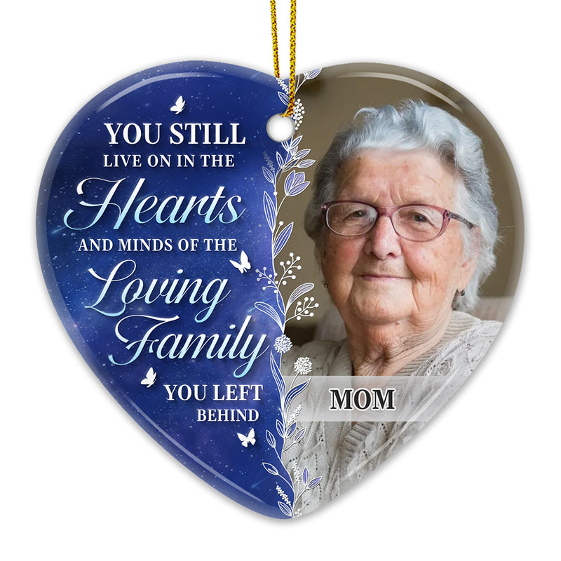 Photo personnalisée sur laquelle vous vivez toujours dans nos cœurs et nos esprits - Ornement personnalisé commémoratif personnalisé - En forme de cœur en céramique - Cadeau de condoléances pour les membres de la famille