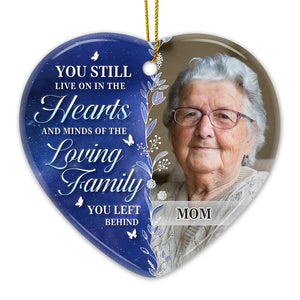 Photo personnalisée sur laquelle vous vivez toujours dans nos cœurs et nos esprits - Ornement personnalisé commémoratif personnalisé - En forme de cœur en céramique - Cadeau de condoléances pour les membres de la famille