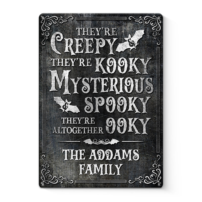 Ils sont effrayants, ils sont fous - Plaque en métal personnalisée pour la décoration intérieure de la famille - Cadeau d'Halloween pour les membres de la famille