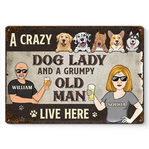 Attention, une famille folle vit ici avec des bébés à fourrure - Plaque en métal personnalisée pour chien - Cadeau de pendaison de crémaillère pour propriétaires d'animaux et amoureux des animaux