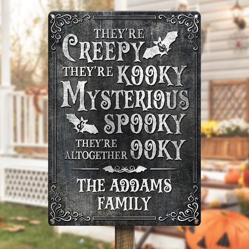 Ils sont effrayants, ils sont fous - Plaque en métal personnalisée pour la décoration intérieure de la famille - Cadeau d'Halloween pour les membres de la famille