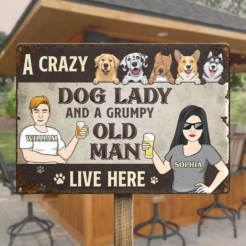 Attention, une famille folle vit ici avec des bébés à fourrure - Plaque en métal personnalisée pour chien - Cadeau de pendaison de crémaillère pour propriétaires d'animaux et amoureux des animaux