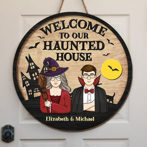 Bienvenue dans notre maison hantée - Panneau rond personnalisé en bois pour décoration d'intérieur - Cadeau d'Halloween pour sorcières, mari et femme