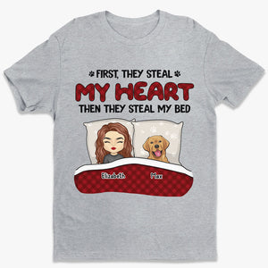 D'abord ils volent mon cœur, puis ils volent mon lit - T-shirt, sweat à capuche, sweat-shirt unisexe personnalisé pour chien et chat - Cadeau pour les propriétaires d'animaux et les amoureux des animaux