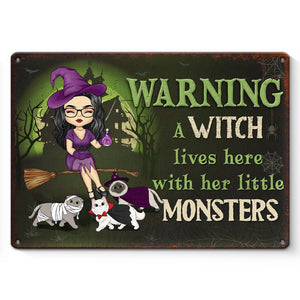 Une sorcière vit ici avec son petit monstre - Plaque métallique personnalisée pour décoration d'intérieur - Cadeau d'Halloween pour sorcières, vous-même, propriétaires d'animaux et amoureux des animaux