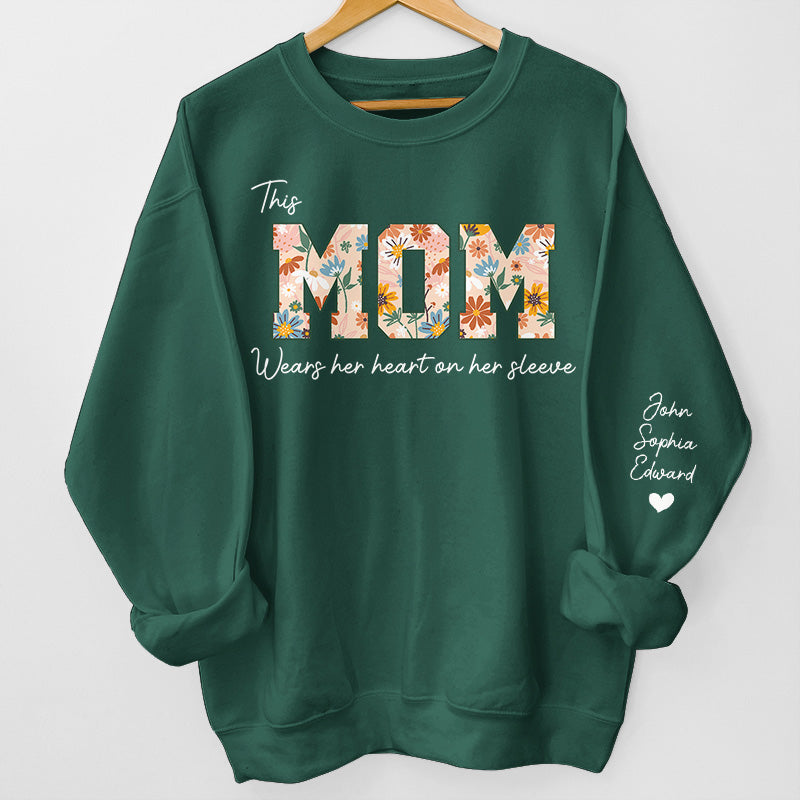 Cette maman porte son cœur sur sa manche - Sweat-shirt unisexe personnalisé avec motif sur la manche - Cadeau d'anniversaire pour maman, grand-mère