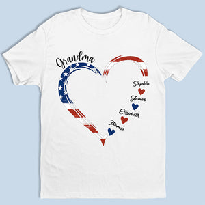 T-shirt et sweat à capuche unisexe avec drapeau américain personnalisé – Cadeaux personnalisés du 4 juillet pour maman et grand-mère – Un jardin d'amour pousse dans le cœur d'une grand-mère