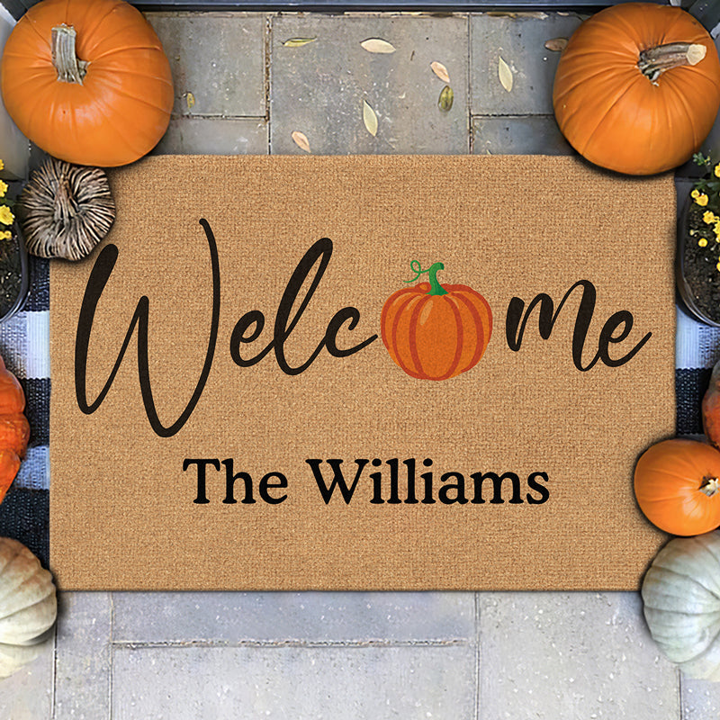 Bienvenue chez vous, là où le bonheur trouve son chemin ! Tapis décoratif personnalisé pour la maison - Cadeau d'Halloween pour les membres de la famille