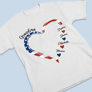 T-shirt et sweat à capuche unisexe avec drapeau américain personnalisé – Cadeaux personnalisés du 4 juillet pour maman et grand-mère – Un jardin d'amour pousse dans le cœur d'une grand-mère