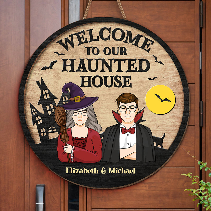 Bienvenue dans notre maison hantée - Panneau rond personnalisé en bois pour décoration d'intérieur - Cadeau d'Halloween pour sorcières, mari et femme