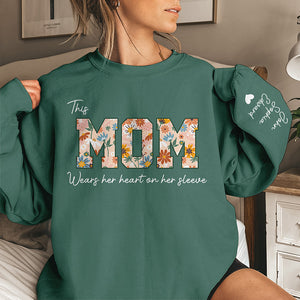 Cette maman porte son cœur sur sa manche - Sweat-shirt unisexe personnalisé avec motif sur la manche - Cadeau d'anniversaire pour maman, grand-mère