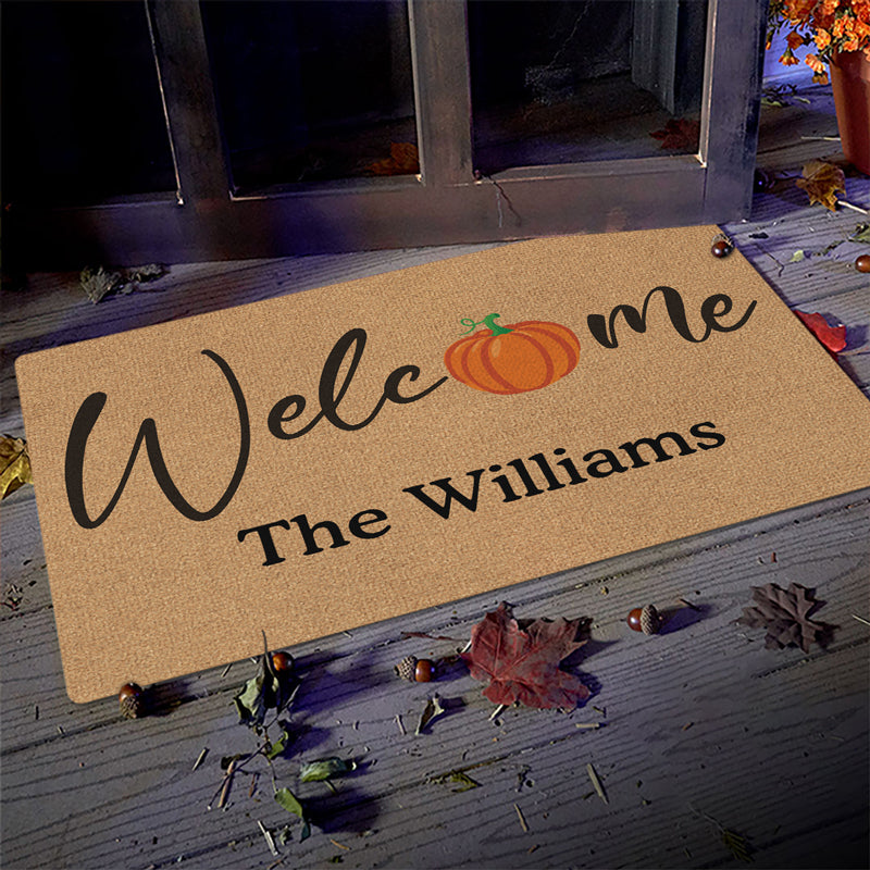 Bienvenue chez vous, là où le bonheur trouve son chemin ! Tapis décoratif personnalisé pour la maison - Cadeau d'Halloween pour les membres de la famille