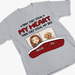 D'abord ils volent mon cœur, puis ils volent mon lit - T-shirt, sweat à capuche, sweat-shirt unisexe personnalisé pour chien et chat - Cadeau pour les propriétaires d'animaux et les amoureux des animaux
