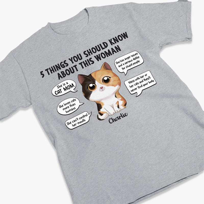 Cette femme aime les chats plus que les humains - T-shirt unisexe personnalisé avec chat, sweat à capuche, sweat-shirt - Cadeau pour les propriétaires d'animaux et les amoureux des animaux