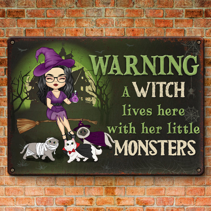 Une sorcière vit ici avec son petit monstre - Plaque métallique personnalisée pour décoration d'intérieur - Cadeau d'Halloween pour sorcières, vous-même, propriétaires d'animaux et amoureux des animaux