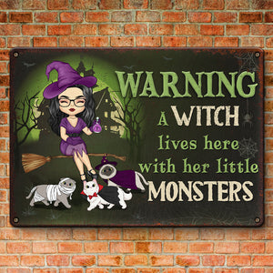 Une sorcière vit ici avec son petit monstre - Plaque métallique personnalisée pour décoration d'intérieur - Cadeau d'Halloween pour sorcières, vous-même, propriétaires d'animaux et amoureux des animaux