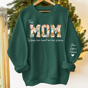 Cette maman porte son cœur sur sa manche - Sweat-shirt unisexe personnalisé avec motif sur la manche - Cadeau d'anniversaire pour maman, grand-mère