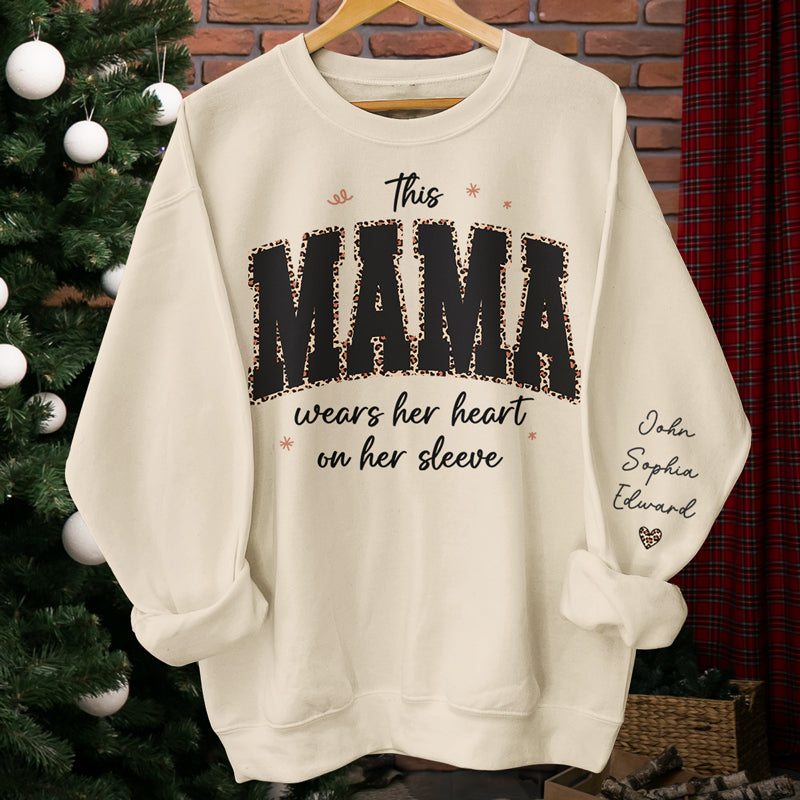 Cette grand-mère porte son cœur sur sa manche - Sweat-shirt unisexe personnalisé avec motif sur la manche - Cadeau pour maman, grand-mère