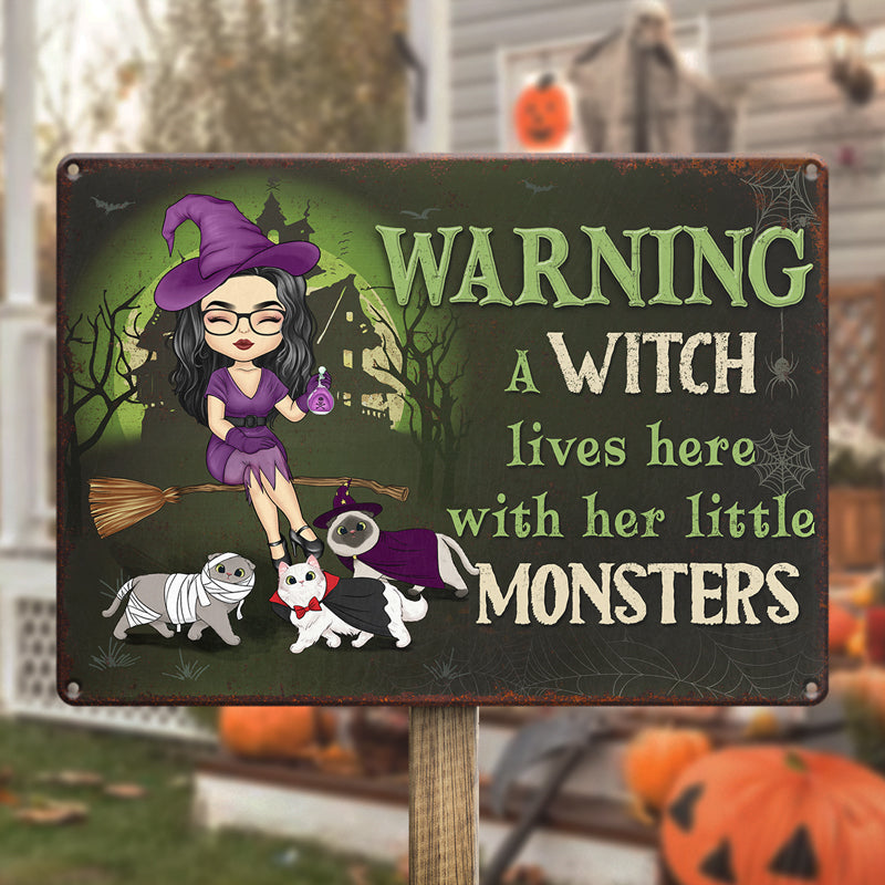 Une sorcière vit ici avec son petit monstre - Plaque métallique personnalisée pour décoration d'intérieur - Cadeau d'Halloween pour sorcières, vous-même, propriétaires d'animaux et amoureux des animaux