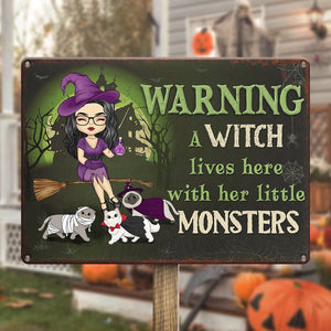Une sorcière vit ici avec son petit monstre - Plaque métallique personnalisée pour décoration d'intérieur - Cadeau d'Halloween pour sorcières, vous-même, propriétaires d'animaux et amoureux des animaux