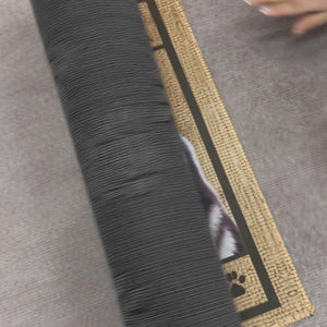 Pas besoin de frapper, notre système de sécurité a des pattes - Tapis décoratif personnalisé pour chien - Cadeau de pendaison de crémaillère pour les propriétaires d'animaux et les amoureux des animaux