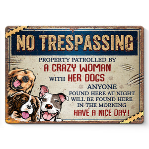 Toute personne trouvée ici la nuit sera trouvée ici le matin - Plaque en métal personnalisée pour décoration d'intérieur avec chien - Cadeau de pendaison de crémaillère pour propriétaires d'animaux et amoureux des animaux