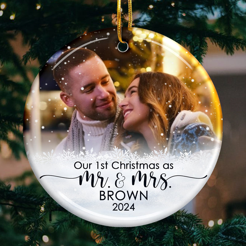 Notre premier Noël en tant que M. et Mme - Décoration de Noël personnalisée en céramique de forme ronde - Télécharger une image, cadeau pour couple, mari et femme, anniversaire, fiançailles, mariage, cadeau de mariage, cadeau de Noël