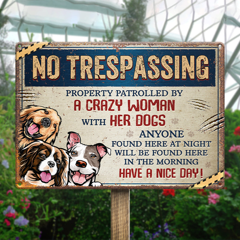 Toute personne trouvée ici la nuit sera trouvée ici le matin - Plaque en métal personnalisée pour décoration d'intérieur avec chien - Cadeau de pendaison de crémaillère pour propriétaires d'animaux et amoureux des animaux
