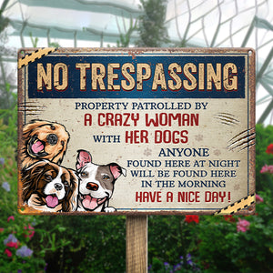 Toute personne trouvée ici la nuit sera trouvée ici le matin - Plaque en métal personnalisée pour décoration d'intérieur avec chien - Cadeau de pendaison de crémaillère pour propriétaires d'animaux et amoureux des animaux