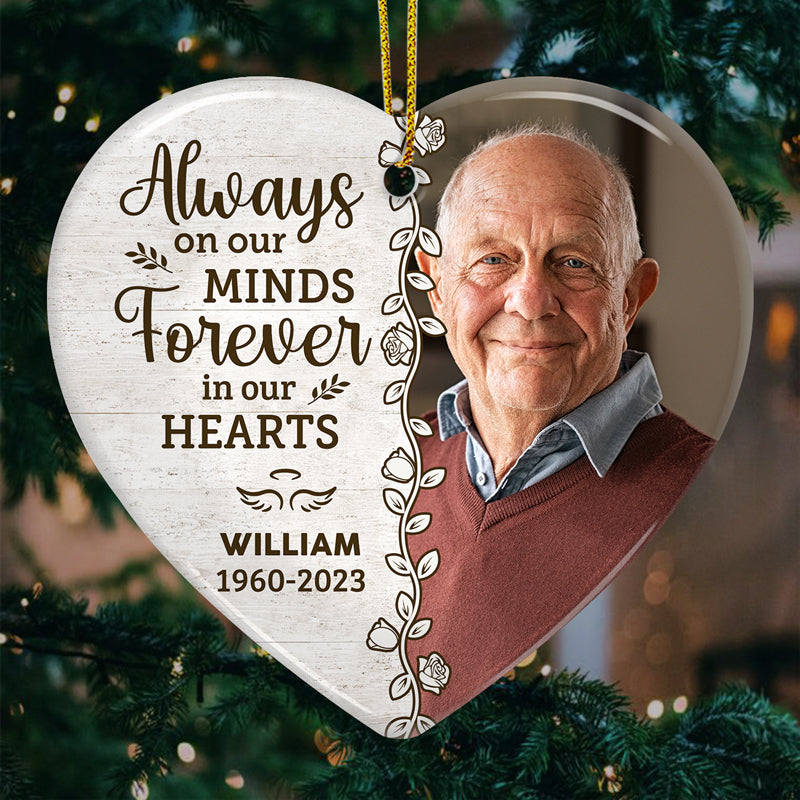 Photo personnalisée toujours dans nos esprits pour toujours dans nos cœurs - Ornement personnalisé commémoratif personnalisé - En forme de cœur en céramique - Cadeau de Noël, cadeau de condoléances pour les membres de la famille