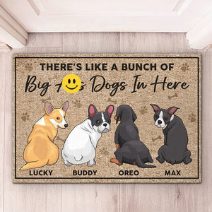 Il y a comme un groupe de gros chiens ici - Tapis décoratif personnalisé pour chien - Cadeau de pendaison de crémaillère, cadeau pour les propriétaires d'animaux, les amoureux des animaux