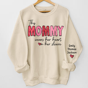 Cette grand-mère porte son cœur sur sa manche - Sweat-shirt unisexe personnalisé avec motif sur la manche - Cadeau pour maman, grand-mère