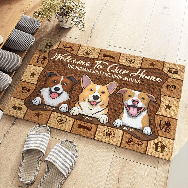 Les humains vivent ici avec nous - Tapis décoratif personnalisé - Cadeau pour les amoureux des animaux