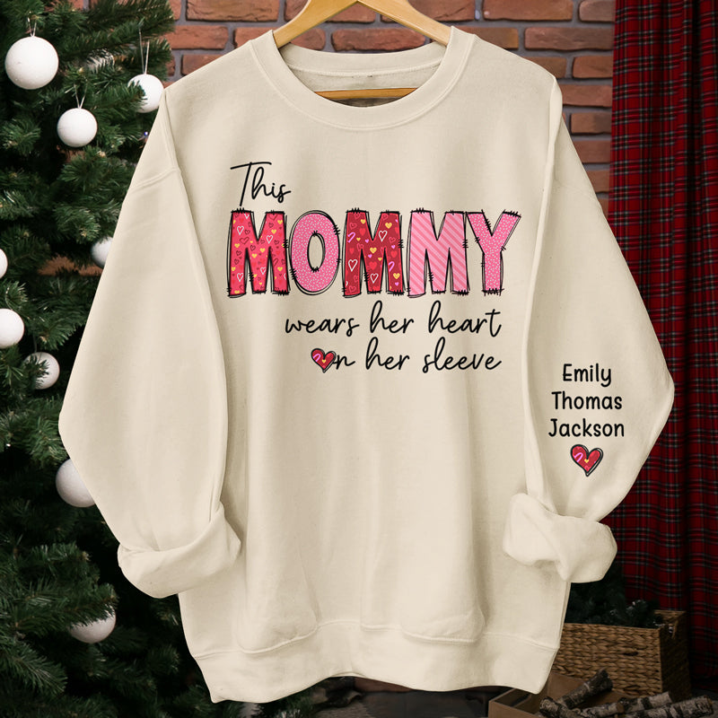 Cette grand-mère porte son cœur sur sa manche - Sweat-shirt unisexe personnalisé avec motif sur la manche - Cadeau pour maman, grand-mère