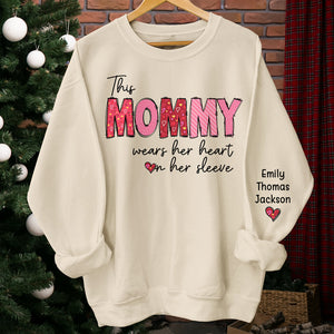 Cette grand-mère porte son cœur sur sa manche - Sweat-shirt unisexe personnalisé avec motif sur la manche - Cadeau pour maman, grand-mère