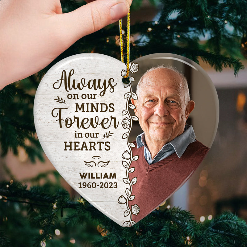 Photo personnalisée toujours dans nos esprits pour toujours dans nos cœurs - Ornement personnalisé commémoratif personnalisé - En forme de cœur en céramique - Cadeau de Noël, cadeau de condoléances pour les membres de la famille