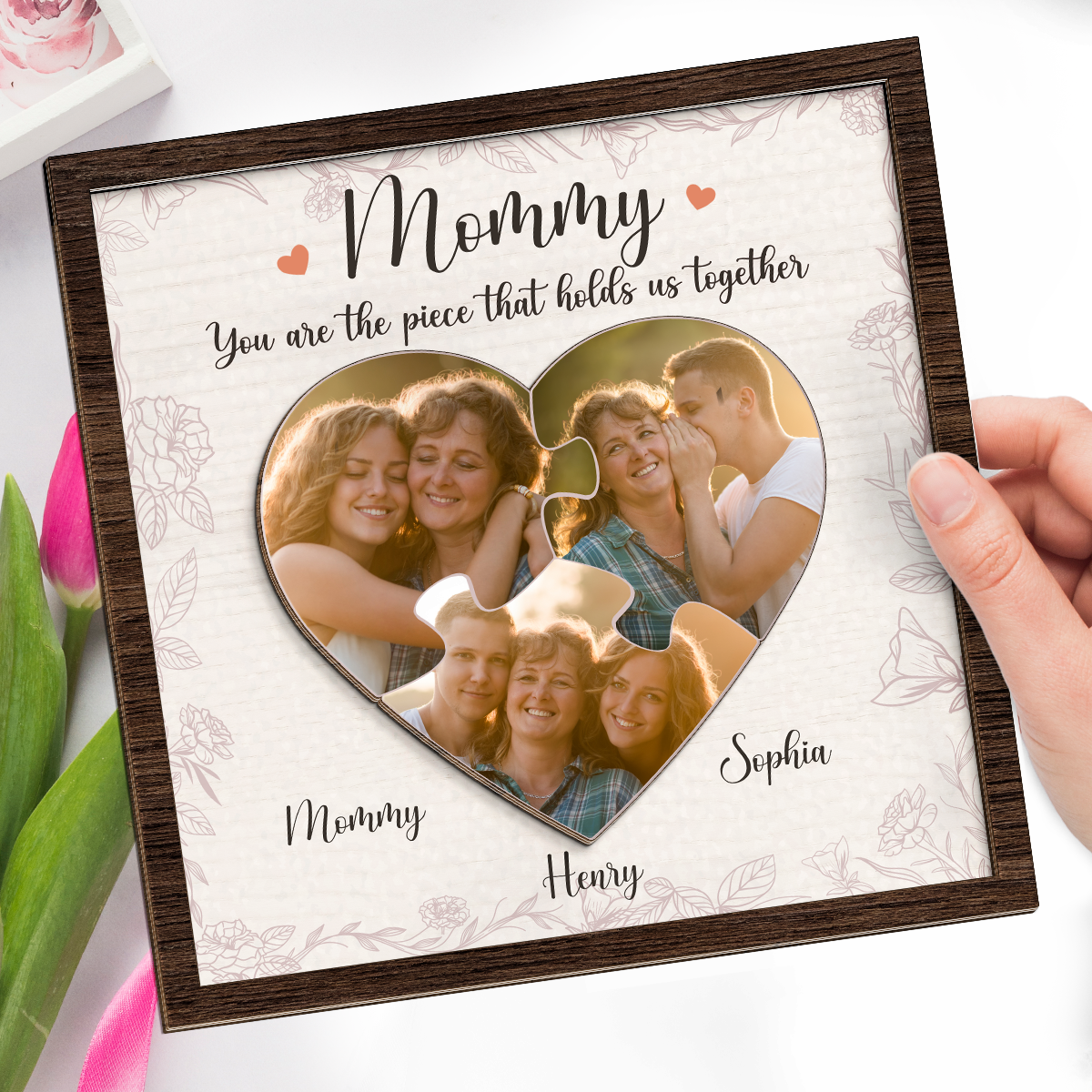 Photo personnalisée « Le plus beau chef-d'œuvre du cœur » - Plaque en bois personnalisée à 2 couches avec support pour famille - Cadeau de pendaison de crémaillère pour maman et grand-mère
