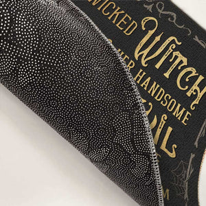 Une méchante sorcière et son beau diable vivent ici - Tapis décoratif personnalisé pour couple - Cadeau d'Halloween pour sorcières, mari et femme