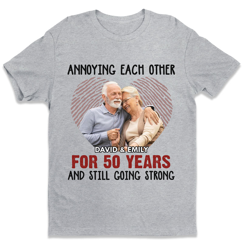 On s'ennuie depuis des années, mais ça continue ! - Cadeaux d'anniversaire, cadeaux pour couples, mari et femme - T-shirt unisexe personnalisé